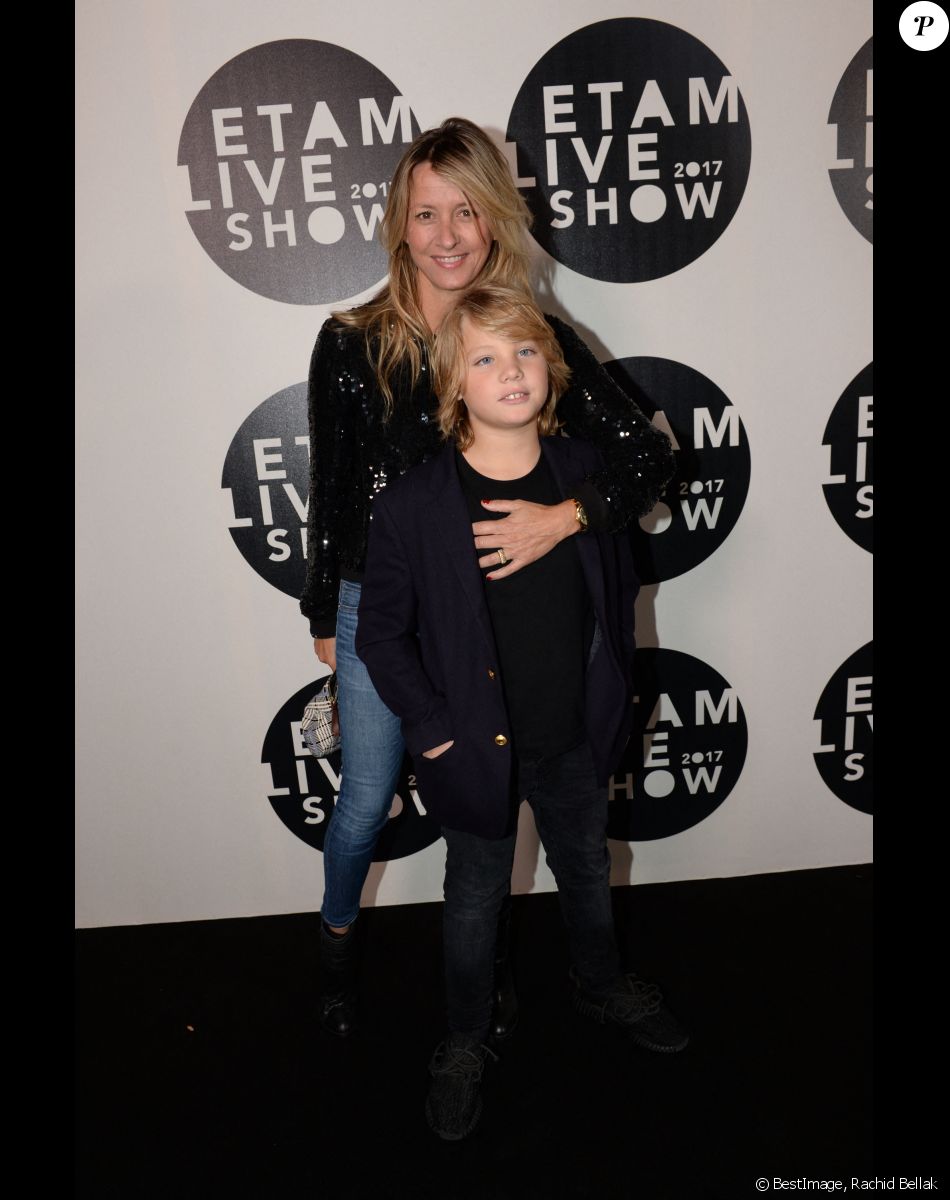 Sarah Lavoine et son fils Roman Lavoine au photocall du 10ème édition du "Etam Live Show" (Etam Lingerie) lors de la Fashion Week à Paris, France, le 26 septembre 2017. Photo by Rachid Bellak/Bestimage