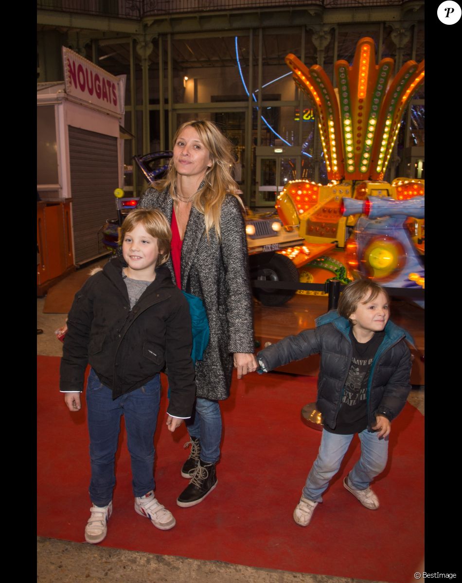 Sarah Lavoine avec ses enfants Milo et Roman - Inauguration de la 3ème édition "Jours de Fêtes" au Grand Palais à Paris le 17 décembre 2015.
