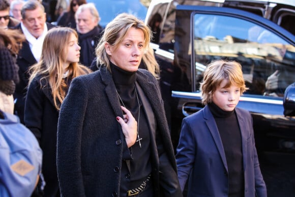 Sarah Lavoine, son fils Roman - Arrivée du convoi funéraire à l'église de La Madeleine lors des obsèques de Johnny Hallyday à Paris le 9 décembre 2017.
