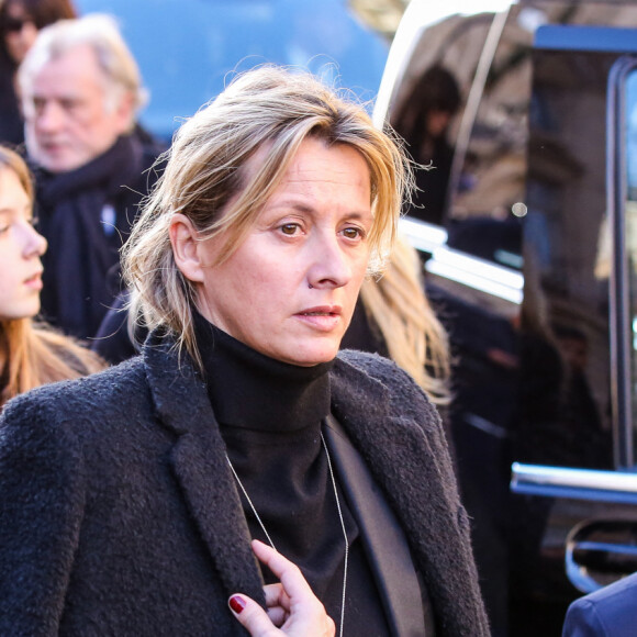 Sarah Lavoine, son fils Roman - Arrivée du convoi funéraire à l'église de La Madeleine lors des obsèques de Johnny Hallyday à Paris le 9 décembre 2017.