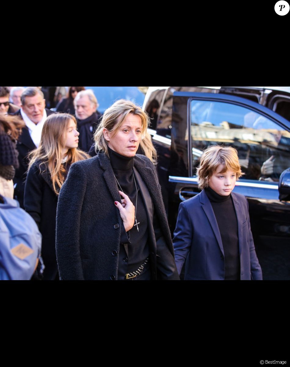 Sarah Lavoine, son fils Roman - Arrivée du convoi funéraire à l'église de La Madeleine lors des obsèques de Johnny Hallyday à Paris le 9 décembre 2017.