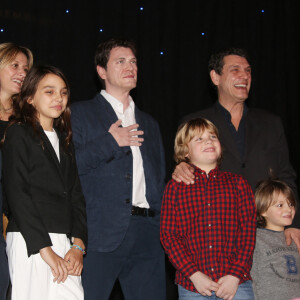 Jean-Stanislas Poniatowski (père de Sarah Lavoine), nièce de Sarah Lavoine (fille de Marie Poniatowski), Sarah Lavoine, Giulia (fille d'Anne Marcassus), Marc Lavoine et ses fils Roman et Milo - Veuillez flouter le visage des enfants avant publication - Le chanteur Marc Lavoine inaugure sa statue de cire au Musée Grévin à Paris le 1er février 2016. © Denis Guignebourg/Bestimage