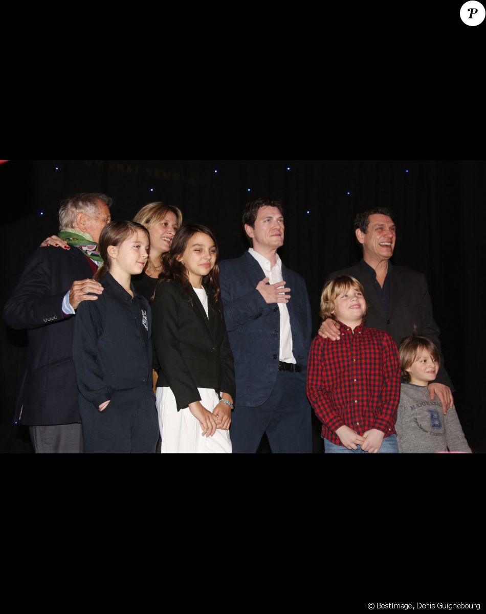 Jean-Stanislas Poniatowski (père de Sarah Lavoine), nièce de Sarah Lavoine (fille de Marie Poniatowski), Sarah Lavoine, Giulia (fille d'Anne Marcassus), Marc Lavoine et ses fils Roman et Milo - Veuillez flouter le visage des enfants avant publication - Le chanteur Marc Lavoine inaugure sa statue de cire au Musée Grévin à Paris le 1er février 2016. © Denis Guignebourg/Bestimage