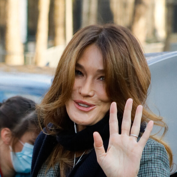 Carla Bruni-Sarkozy - Arrivées de l'émission "Vivement Dimanche" au studio Gabriel à Paris, le 22 novembre 2021. © Christophe Clovis / Bestimage