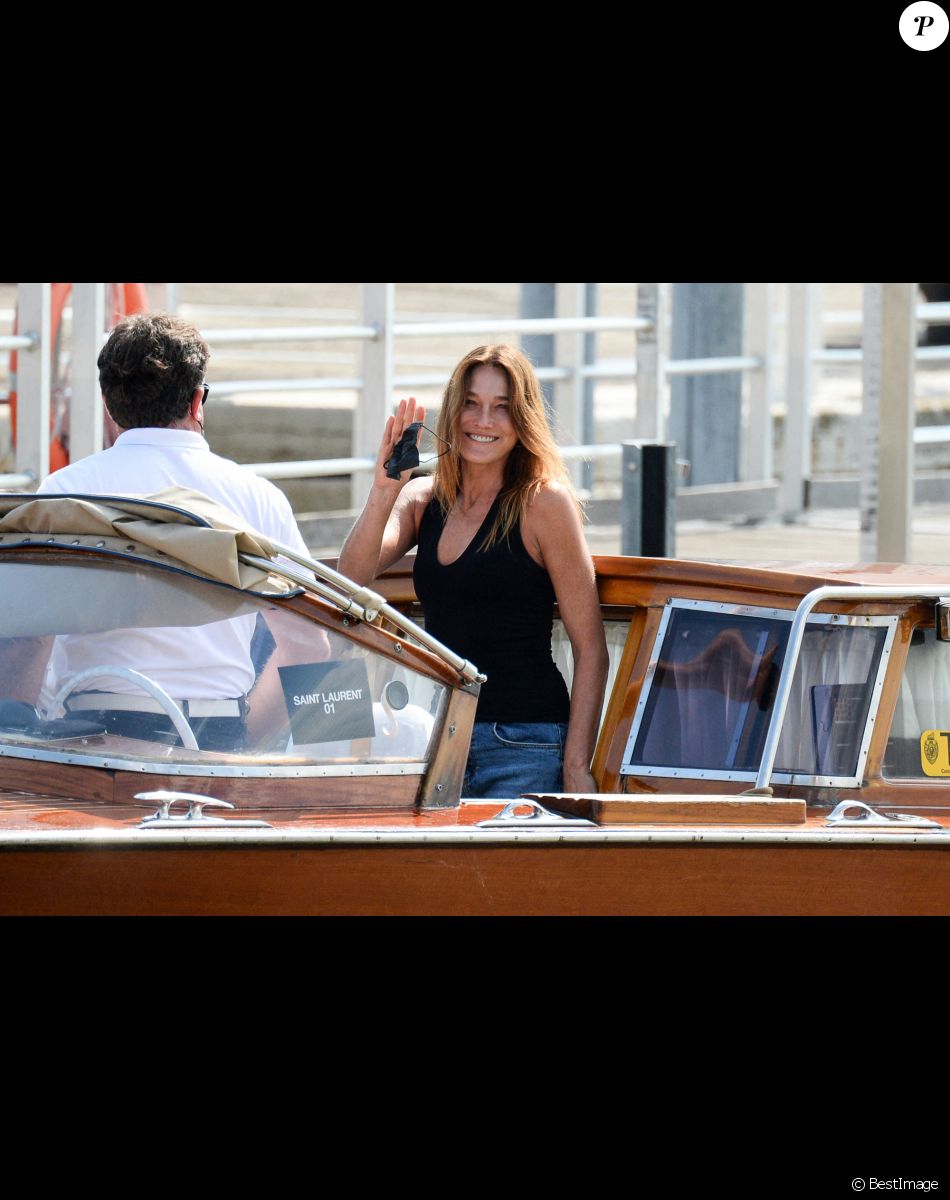 Carla Bruni-Sarkozy arrive la veille de l'ouverture de la 78e Mostra de Venise, Italie, le 31 août 2021.