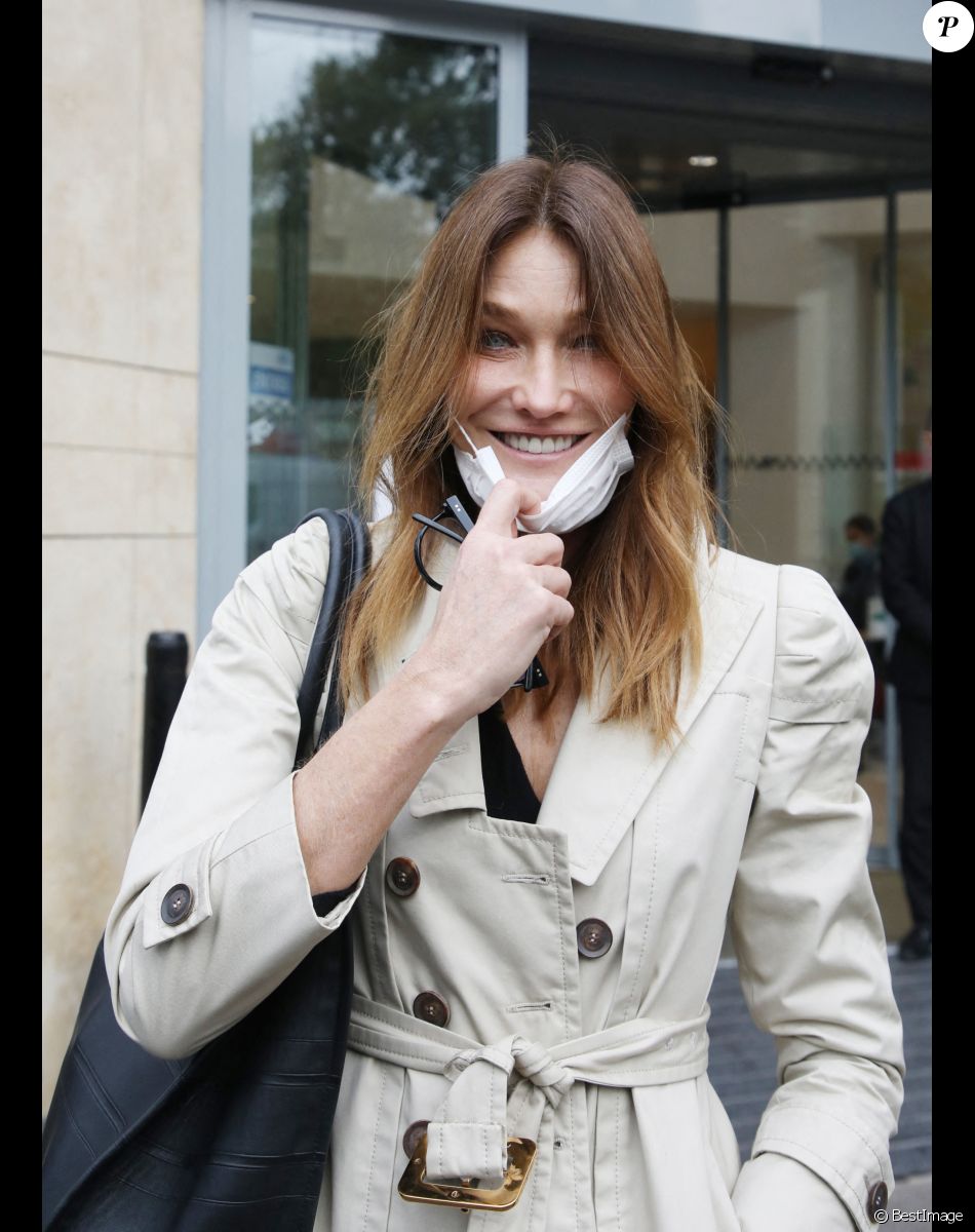Carla Bruni-Sarkozy arrive à la radio RTL pour la promotion de son nouvel album éponyme le 8 octobre 2020.