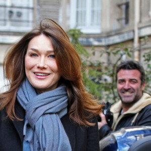 Carla Bruni-Sarkozy à l'arrivée de l'émission "C à Vous" à Paris. Le 8 mars 2012.