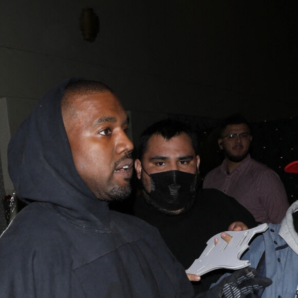 Kanye West (Ye) et sa compagne Julia Fox partagent un baiser à la sortie d'un dîner à deux au restaurant Delilah à West Hollywood le 13 janvier 2022