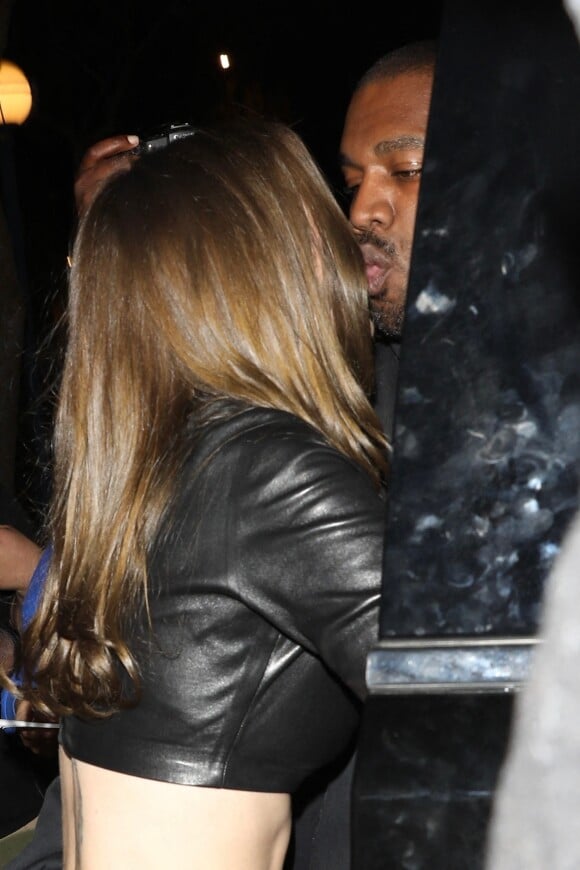 Kanye West (Ye) et sa compagne Julia Fox partagent un baiser à la sortie d'un dîner à deux au restaurant Delilah à West Hollywood le 13 janvier 2022