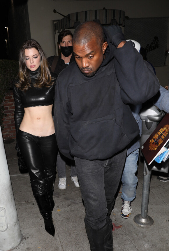 Kanye West (Ye) et sa compagne Julia Fox partagent un baiser à la sortie d'un dîner à deux au restaurant Delilah à West Hollywood