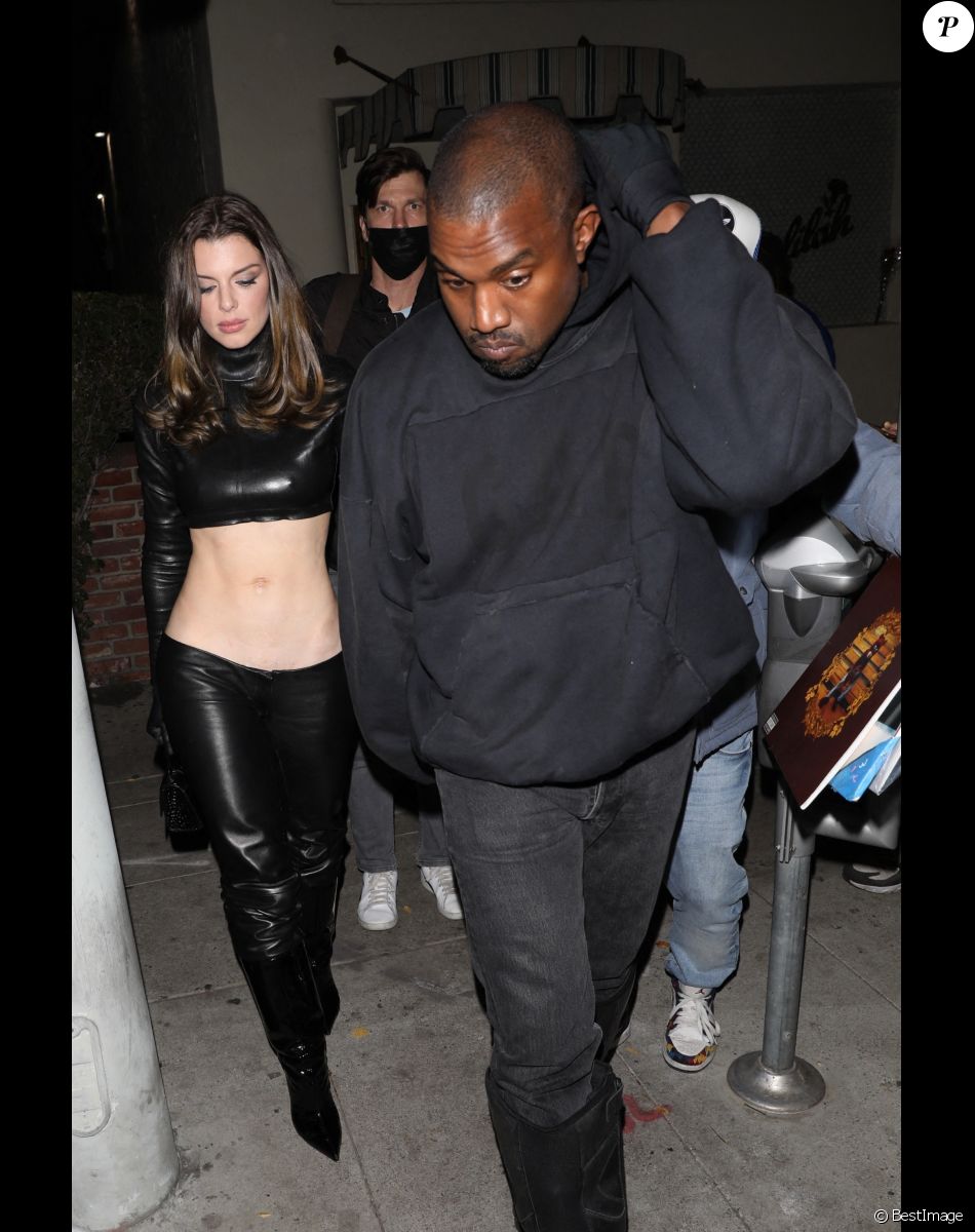 Kanye West (Ye) et sa compagne Julia Fox partagent un baiser à la sortie d'un dîner à deux au restaurant Delilah à West Hollywood