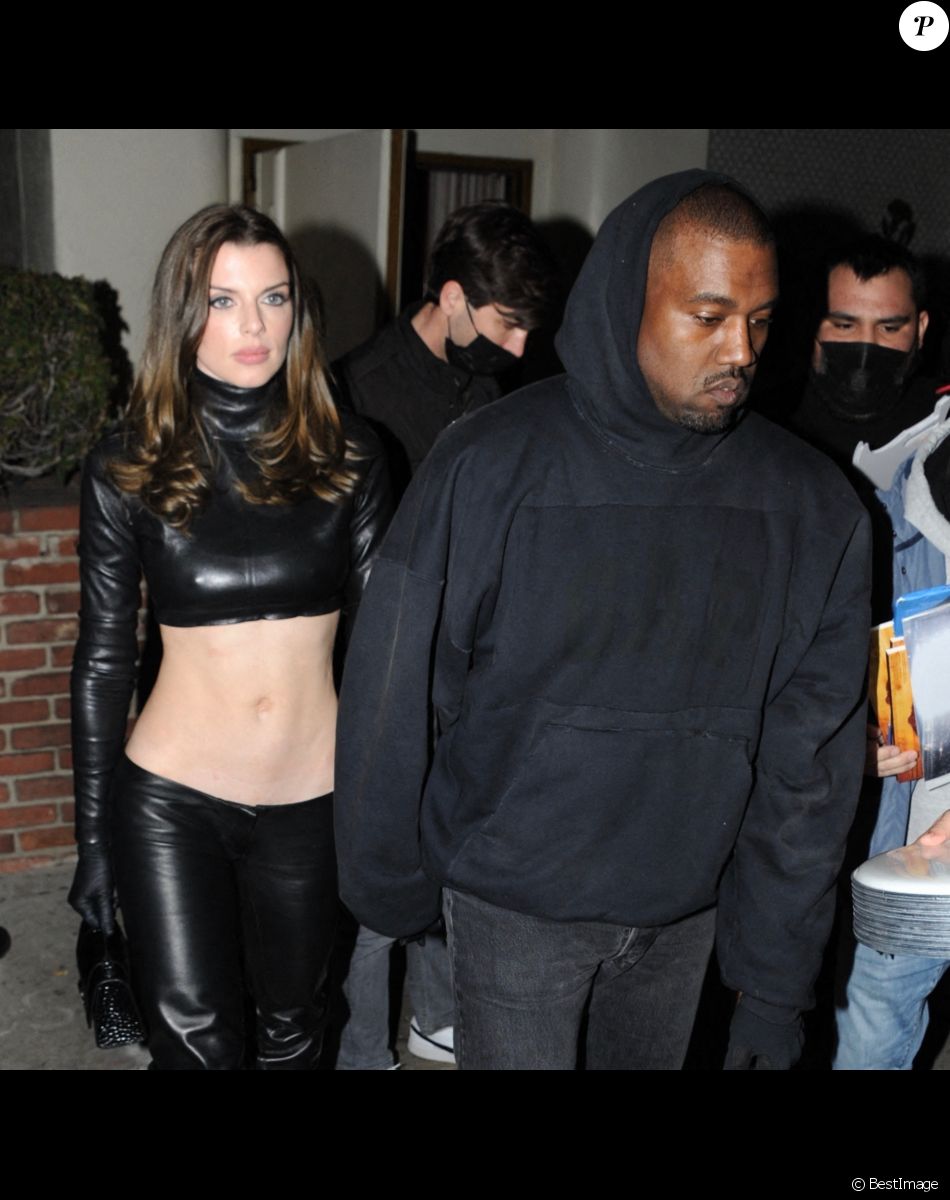 Kanye West (Ye) et sa compagne Julia Fox sortent du restaurant Delilah après un dîner en tête à tête à West Hollywood le 13 janvier 2022
