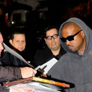 Kanye West (ye) et sa compagne Julia Fox se rendent dans un hôtel d'Hollywood après un dîner au Craig's à Los Angeles, Californie, Etats-Unis, le 10 janvier 2022. 