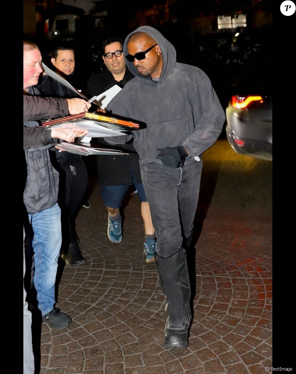 Kanye West (ye) et sa compagne Julia Fox se rendent dans un hôtel d'Hollywood après un dîner au Craig's à Los Angeles, Californie, Etats-Unis, le 10 janvier 2022.