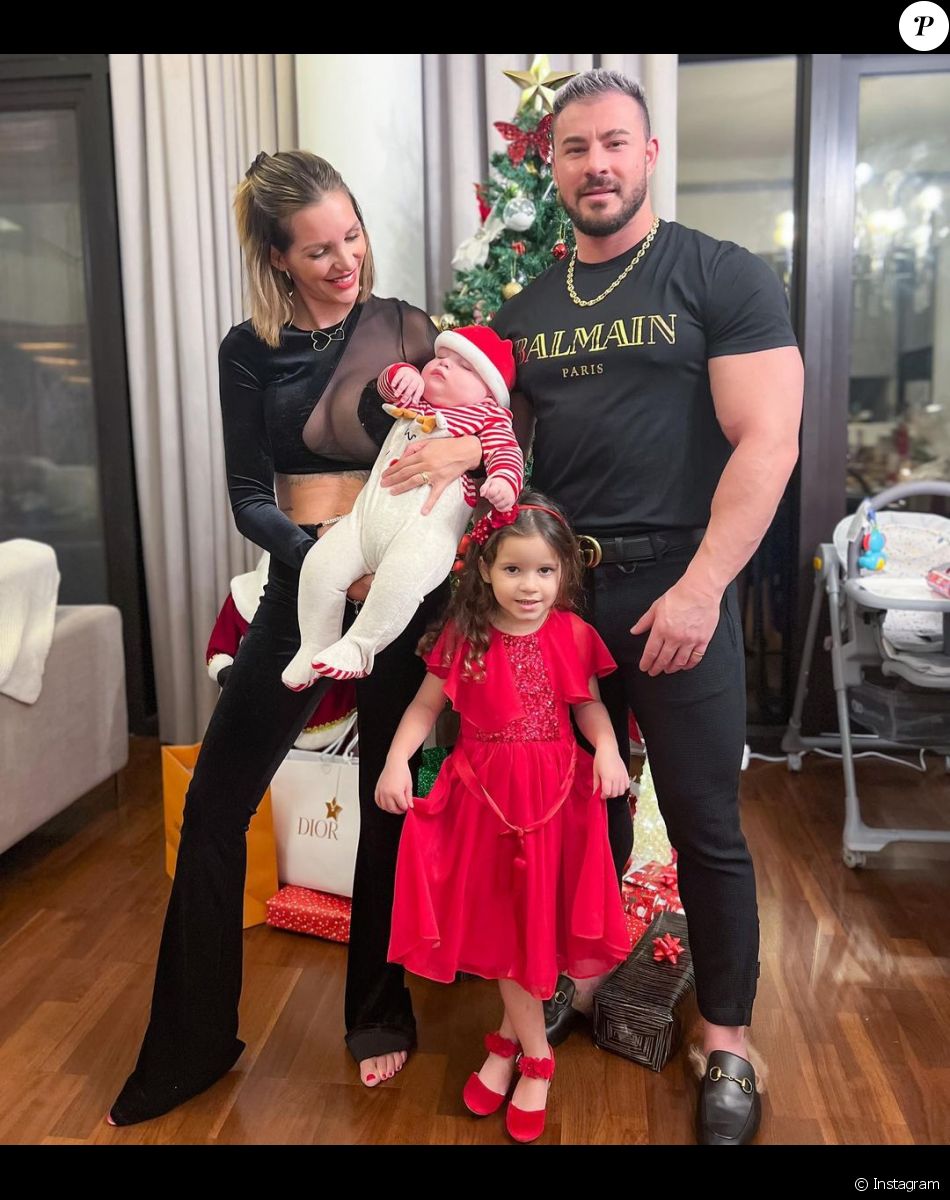 Julia Paredes, jeune maman de Luna et Vittorio, tous les deux nés de ses amours avec son amoureux Maxime Parisi.