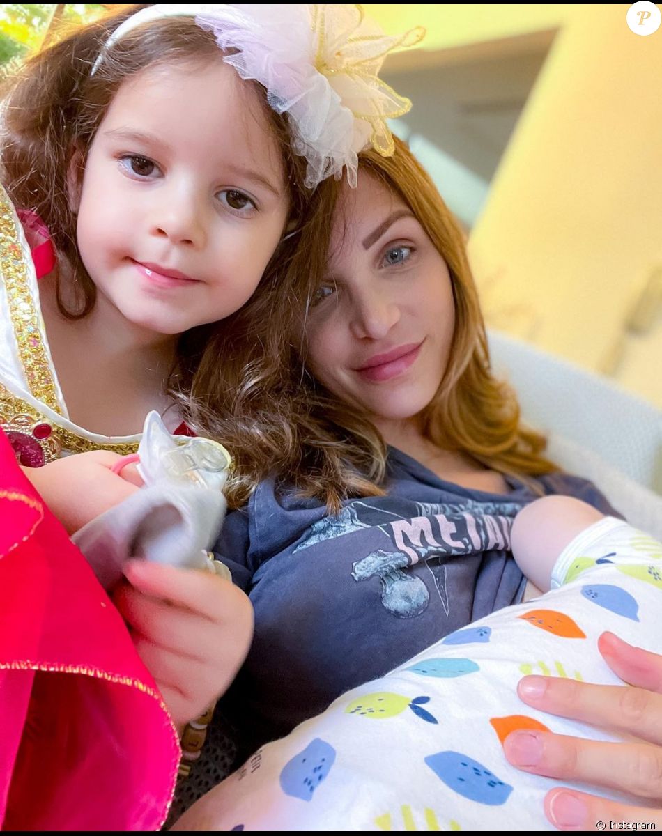 Julia Paredes, jeune maman de Luna et Vittorio, tous les deux nés de ses amours avec son amoureux Maxime Parisi.