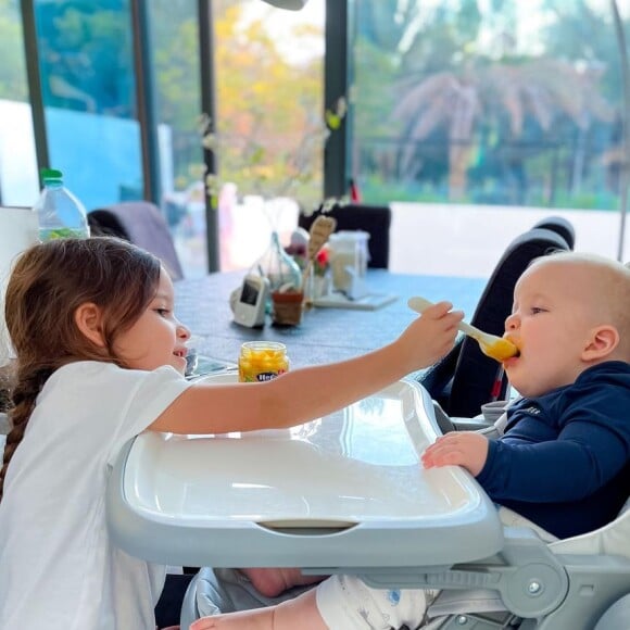 Julia Paredes, jeune maman de Luna et Vittorio, tous les deux nés de ses amours avec son amoureux Maxime Parisi.