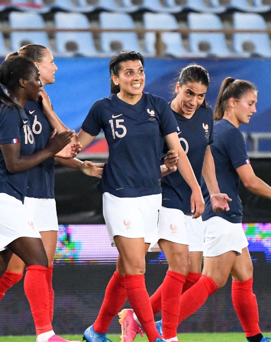 JOIE - FAIR PLAY - 15 KENZA DALI (FRA) - 10 AMEL MAJRI (FRA) - Match de football féminin : La France domine l'Allemagne 1-0 en amical à Strasbourg le 10 juin 2021. Anthony Bibard/FEP / Panoramic / Bestimage