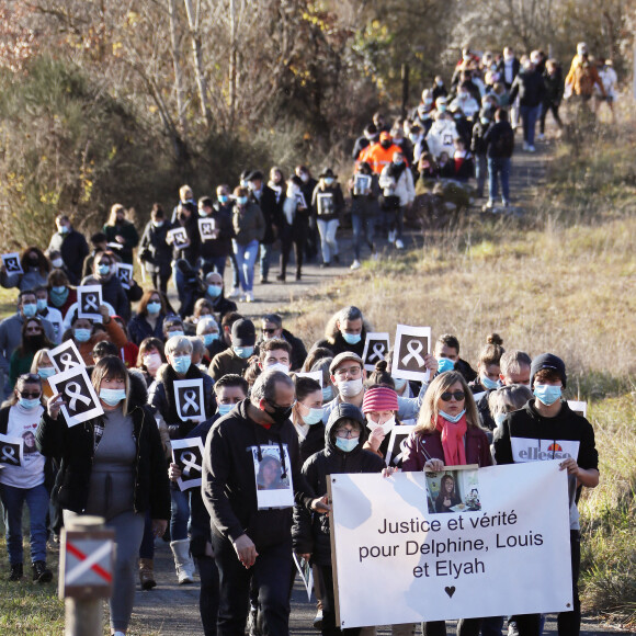 La famille et les proches se sont réunis pour une marche blanche en hommage à Delphine Jubillar, l'infirmière de 33 ans, disparue il y a un an, à Cagnac-les-Mines. Le 19 décembre 2021 © Patrick Bernard / Bestimage