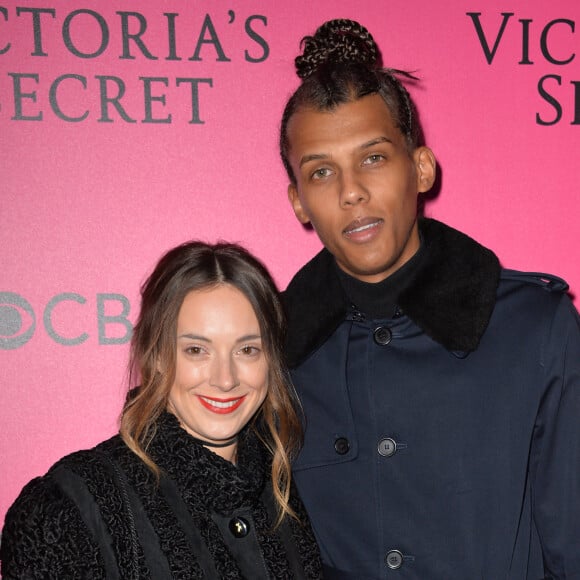 Info - Sortie le 4 mars de "Multitude" nouvel album de Stromae - Le chanteur Stromae (nouvelle coupe de cheveux) et sa femme Coralie Barbier lors du photocall du Victoria's Secret Fashion 2016 au Grand Palais à Paris, France, le 30novembre 2016. © BOV/Bestimage 