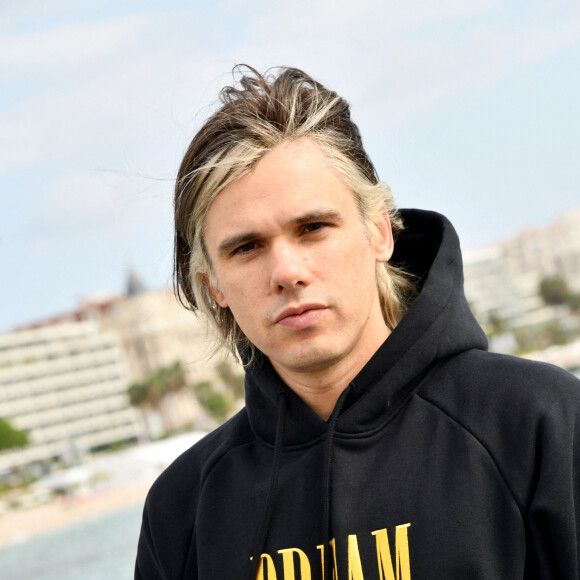 Orelsan durant un Photocall pour la série "Montre jamais ça à personne", lors du 4ème Canneseries sur le ponton de la plage du Majestic à Cannes, le 10 octobre 2021. © Bruno Bebert/Bestimage