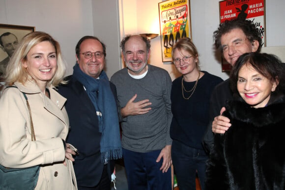 Exclusif - Julie Gayet et son compagnon François Hollande, Jean-Pierre Darroussin, la metteur en scène Anna Novion, Jack Lang et sa femme Monique - Générale de la Pièce "Rimbaud en Feu" au théatre Antoine à Paris le 13 janvier 2022. © Bertrand Rindoff Petroff / Bestimage 