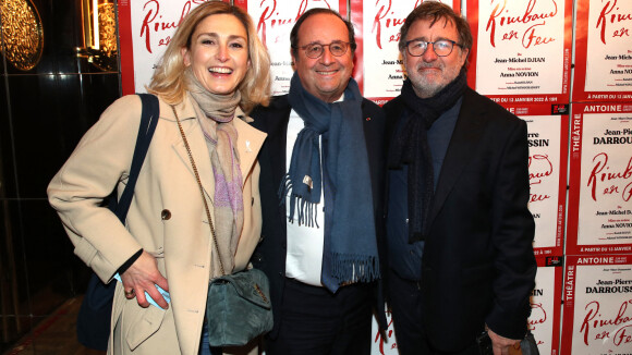 François Hollande et Julie Gayet bras dessus bras dessous : sortie en amoureux remarquée