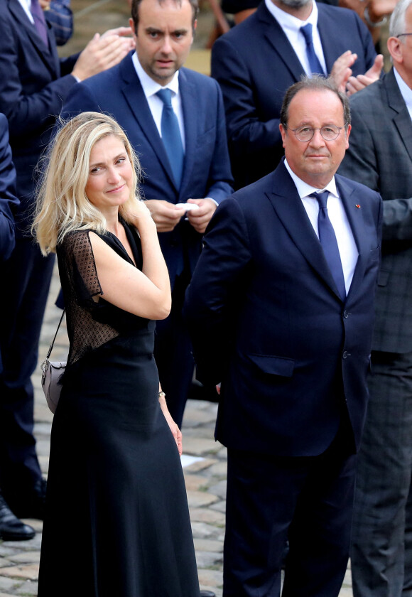 François Hollande et sa compagne Julie Gayet lors de la cérémonie d'hommage national à Jean-Paul Belmondo à l'Hôtel des Invalides à Paris, France, le 9 septembre 2021. © Dominique Jacovides/Bestimage