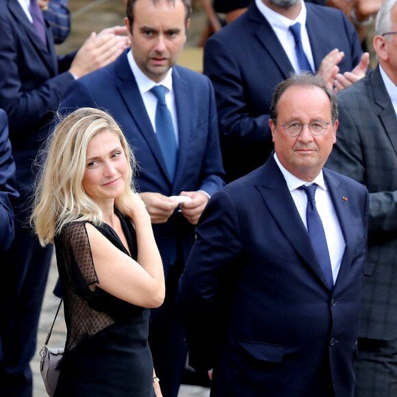François Hollande et sa compagne Julie Gayet lors de la cérémonie d'hommage national à Jean-Paul Belmondo à l'Hôtel des Invalides à Paris, France, le 9 septembre 2021. © Dominique Jacovides/Bestimage