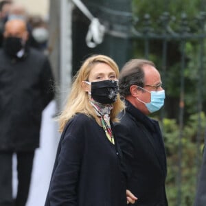 François Hollande et sa compagne Julie Gayet - Arrivées - Les obsèques de Juliette Gréco en l'église Saint-Germain-des-Prés, à Paris le 5 octobre 2020. © JACOVIDES-MOREAU / BESTIMAGE