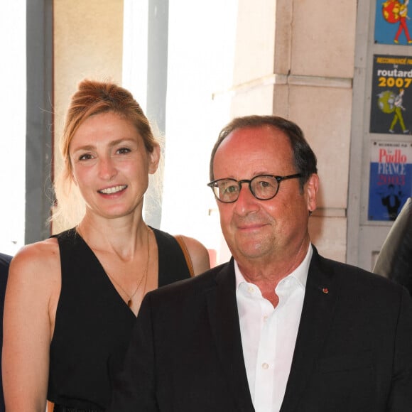 Julie Gayet (productrice du film "Les Joueuses") et son compagnon François Hollande - François Hollande croise les acteurs du film "Les Joueuses" au restaurant "Chez Paul" en marge du Festival du film Francophone d'Angoulême 2020 le 1er septembre 2020 © Coadic Guirec / Bestimage