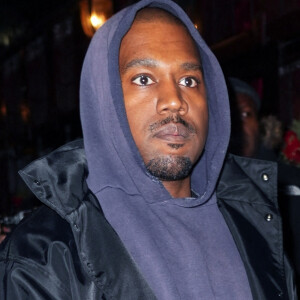 Kanye West (ye) et sa compagne Julia Fox à la sortie du restaurant "Carbone" à New York, le 4 janvier 2022. 
