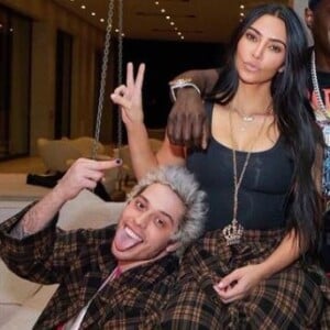 Kim Kardashian et Pete Davidson (ici photographiés avec Flavor Flav et Kris Jenner) sont partis en vacances au soleil.