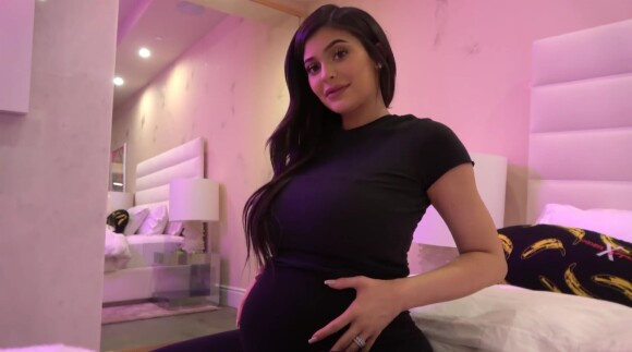 Kylie Jenner (enceinte) dans une vidéo pour annoncer la naissance de sa fille, bébé dont le papa est Travis Scott.