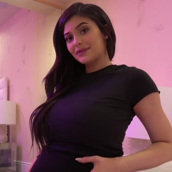 Kylie Jenner (enceinte) dans une vidéo pour annoncer la naissance de sa fille, bébé dont le papa est Travis Scott.