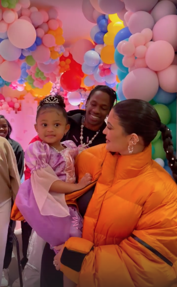 Kylie Jenner et Travis Scott et leur fille Stormi ont célébré leur baby shower dans la plus grande discrétion.