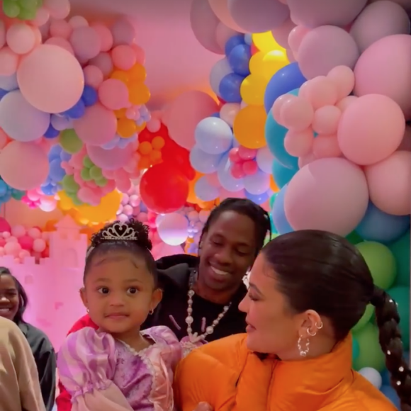 Kylie Jenner et Travis Scott et leur fille Stormi ont célébré leur baby shower dans la plus grande discrétion.