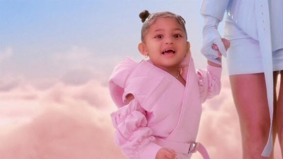 Kylie Jenner présente sa nouvelle gamme de soins pour bébés et jeunes enfants "Kylie Baby" dans une publicité avec sa fille Stormi. Le 24 septembre 2021.