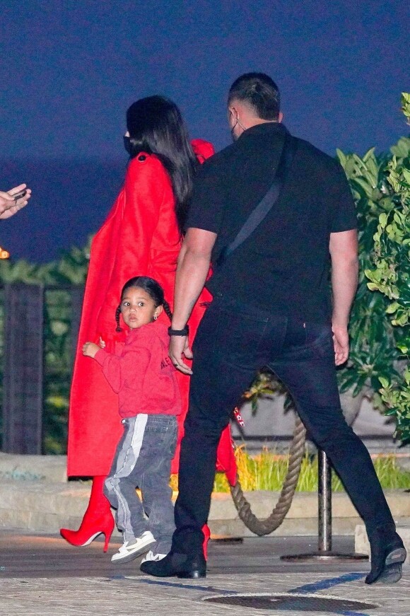 Exclusif - Kylie Jenner enceinte est allée dîner avec sa fille Stormi au restaurant Nobu à Malibu, le 7 octobre 2021.