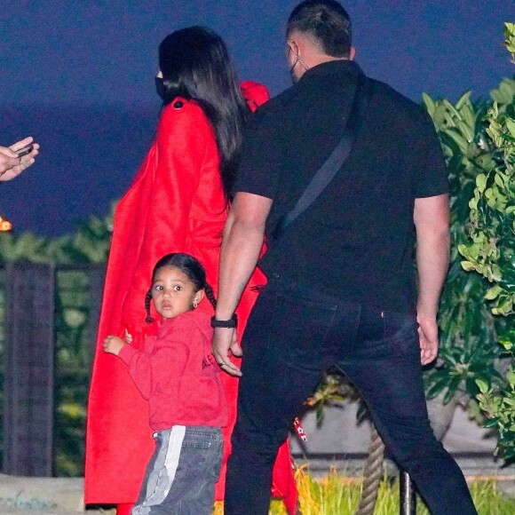 Exclusif - Kylie Jenner enceinte est allée dîner avec sa fille Stormi au restaurant Nobu à Malibu, le 7 octobre 2021.