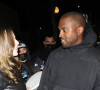 Kanye West (Ye) et sa compagne Julia Fox partagent un baiser à la sortie d'un dîner à deux au restaurant Delilah à West Hollywood le 13 janvier 2022