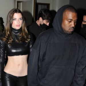 Kanye West (Ye) et sa compagne Julia Fox sortent du restaurant Delilah après un dîner en tête à tête à West Hollywood