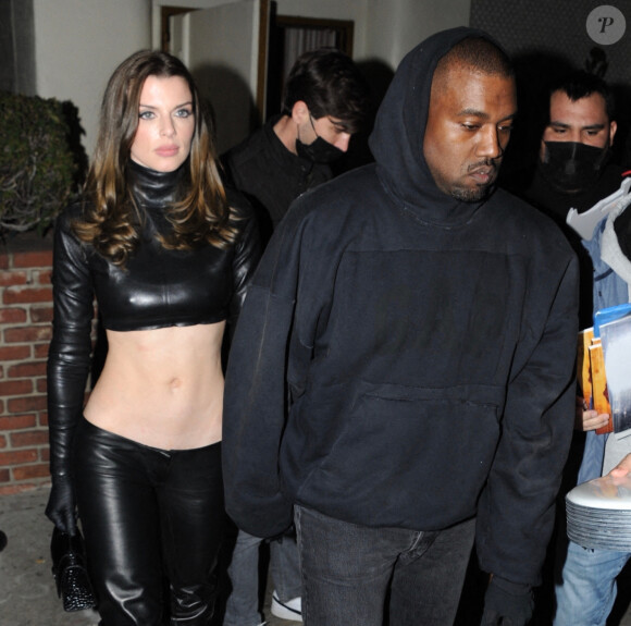 Kanye West (Ye) et sa compagne Julia Fox sortent du restaurant Delilah après un dîner en tête à tête à West Hollywood