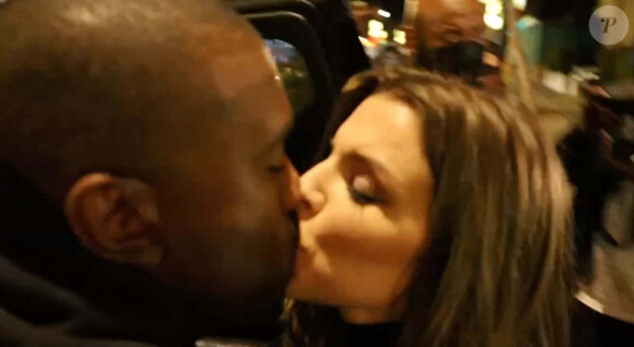 Kanye West (Ye) et sa compagne Julia Fox partagent un baiser à la sortie d'un dîner à deux au restaurant Delilah à West Hollywood le 13 janvier 2022.