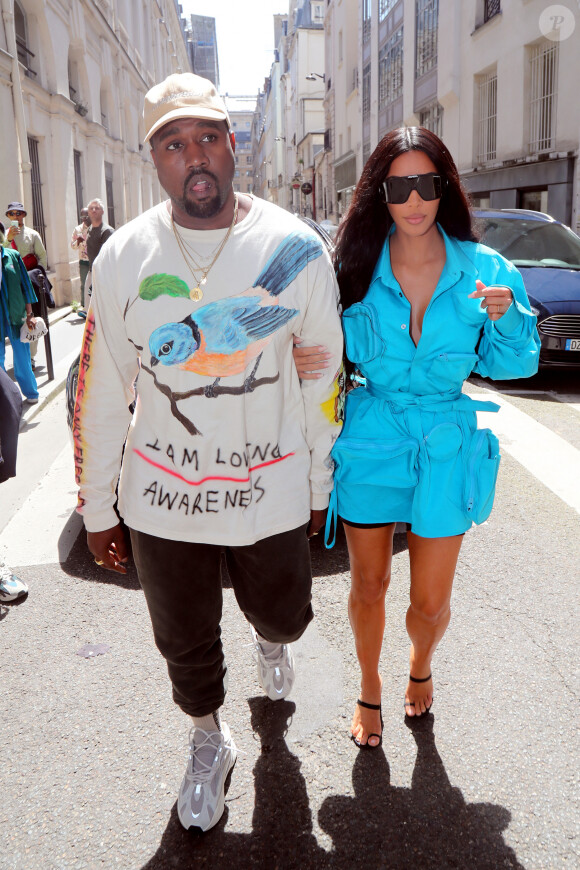 Kim Kardashian et son mari Kanye West arrivent au défilé de mode Homme printemps-été 2019 " Louis Vuitton" à Paris le 21 juin 2018.