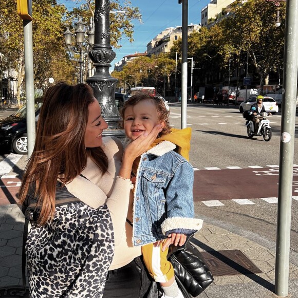L'ex-Miss France Rachel Legrain-Trapani file le parfait amour avec Valentin Léonard. Le couple a un bébé, Andrea et vit avec Gianni, l'aîné de la jeune femme.