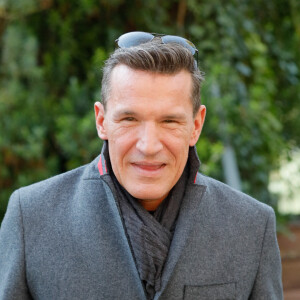 Benjamin Castaldi quitte le studio Gabriel à Paris, après l'enregistrement de l'émission "Vivement Dimanche" consacrée à Y.Montand et diffusée le 14 novembre 2021 sur France 2. Le 28 octobre 2021. © Christophe Clovis / Bestimage