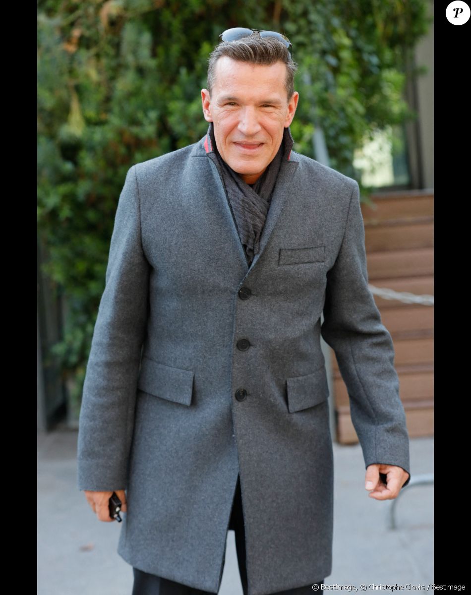Benjamin Castaldi quitte le studio Gabriel à Paris, après l'enregistrement de l'émission "Vivement Dimanche" consacrée à Y.Montand et diffusée le 14 novembre 2021 sur France 2. Le 28 octobre 2021. © Christophe Clovis / Bestimage