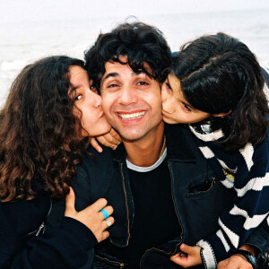 Archives - Jean-Luc Lahaye et ses filles Margaux et Gloria sur la plage.