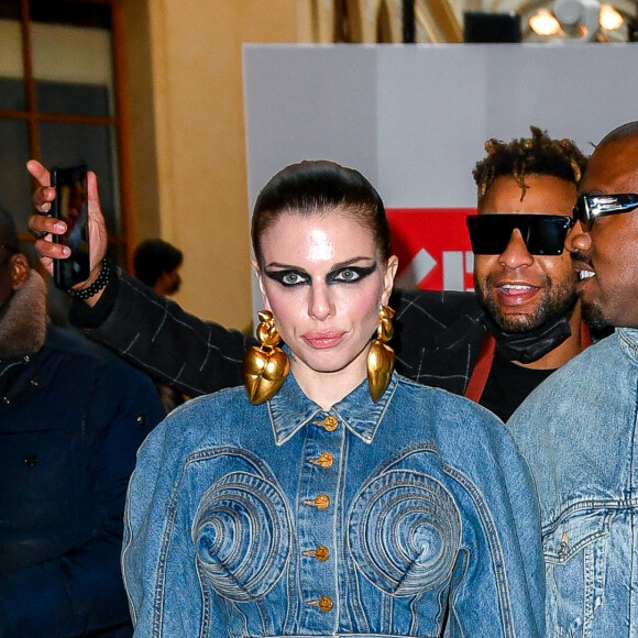 Kanye West (Ye) et sa compagne Julia Fox à la sortie du défilé Homme Kenzo automne-hiver 2022/2023 au Galerie Vivienne dans le cadre de la Fashion Week de Paris, France, le 23 janvier 2022. © Veeren-Clovis/Bestimage 